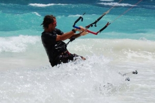 Kitesurfer en el mar